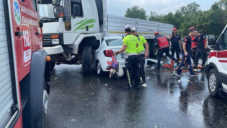 Anadolu Otoyolu'nda savrulan kamyonun altına giren otomobilin sürücüsü öldü G3
