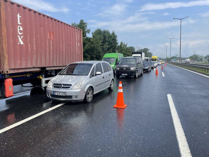 Anadolu Otoyolu'nda savrulan kamyonun altına giren otomobilin sürücüsü öldü G5