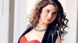 Poyraz Karayel'in Songül'ü Ece Özdikici bikinili poz verdi!