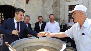 Aşçı Yahya Babanın mutfağında pişirilen aşure vatandaşlara ikram edildi