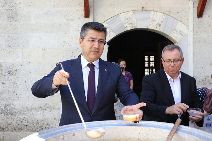 "Aşçı Yahya Baba"nın mutfağında pişirilen aşure vatandaşlara ikram edildi G2