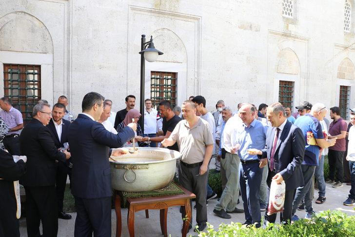 "Aşçı Yahya Baba"nın mutfağında pişirilen aşure vatandaşlara ikram edildi G3