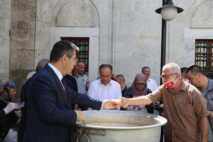 "Aşçı Yahya Baba"nın mutfağında pişirilen aşure vatandaşlara ikram edildi G4