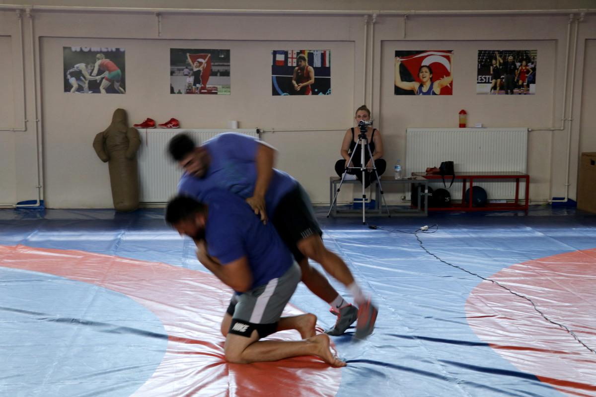 Başpehlivanlar &uuml;niversiteye girebilmek i&ccedil;in yetenek sınavında ter d&ouml;kt&uuml;