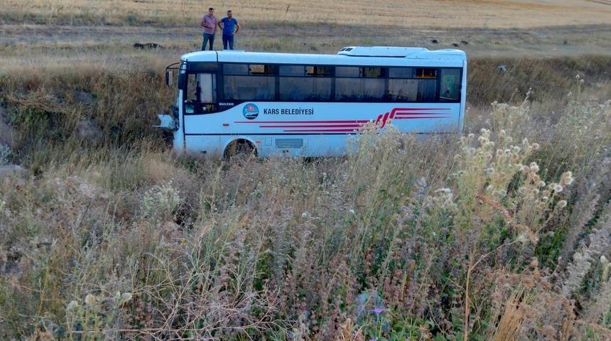 Kars'ta şarampole düşen midibüsteki 6 kişi yaralandı