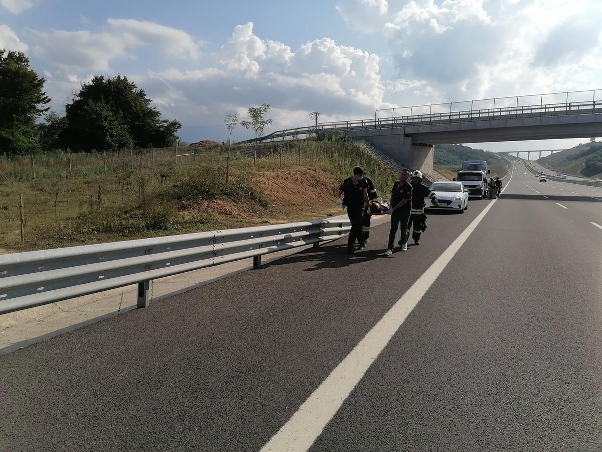 Kocaeli'de şarampole devrilen otomobildeki 5 kişi yaralandı