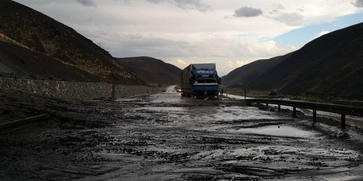 Erzincan-Sivas kara yolu heyelan nedeniyle ulaşıma kapandı G2