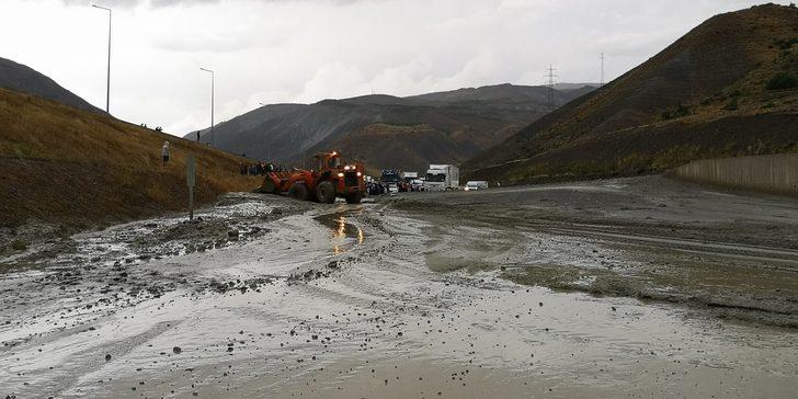 Erzincan-Sivas kara yolu heyelan nedeniyle ulaşıma kapandı G3