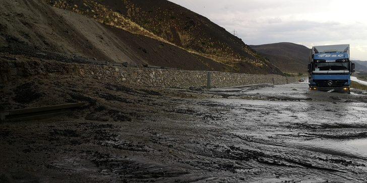 Erzincan-Sivas kara yolu heyelan nedeniyle ulaşıma kapandı G4