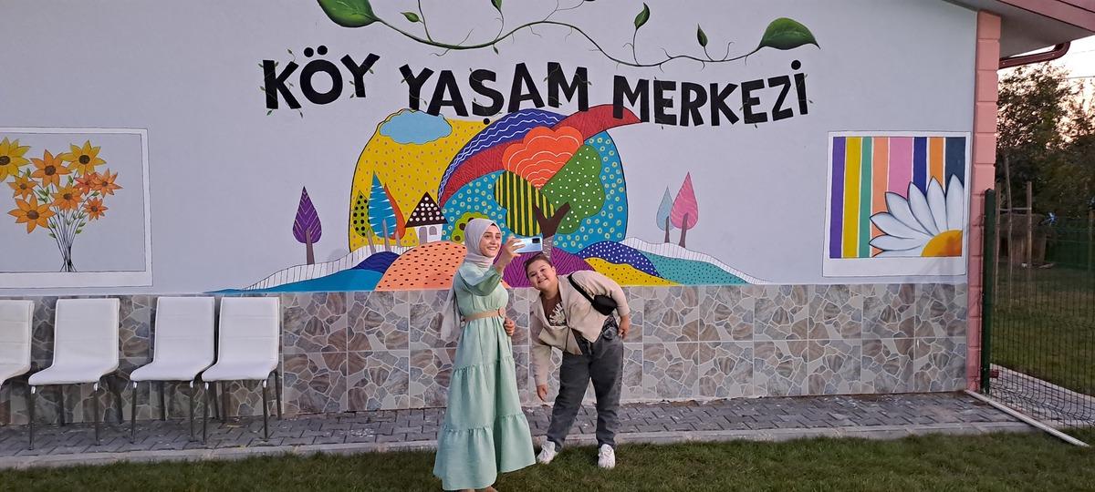 K&ouml;y Yaşam Merkezine gelen &ccedil;ocuklar a&ccedil;ık havada sinema keyfi yaşadı