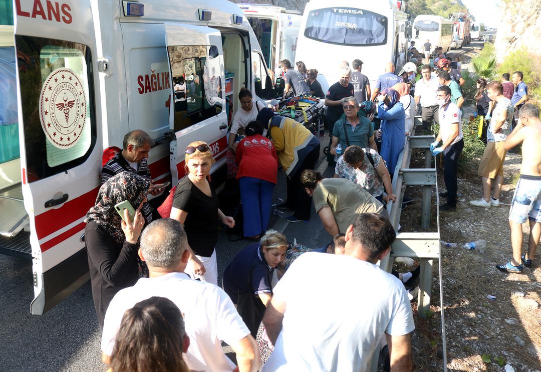 Antalya'da feci kaza! Ortalık savaş alanına d&ouml;nd&uuml;... &Ccedil;ok sayıda yaralı var