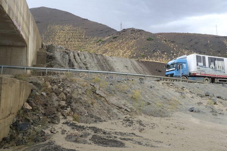 GÜNCELLEME - Heyelan nedeniyle kapanan Erzincan-Sivas kara yolu tek şeritli ulaşıma açıldı G2