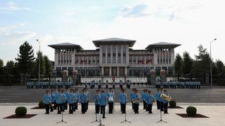 Cumhurbaşkanlığı Muhafız Alayı Tüfekli Gösteri Bölüğü nöbet değişimi gösterisi gerçekleştirildi