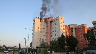 Antalya'da yangında evlerinde mahsur kalan 3 kişi kurtarıldı