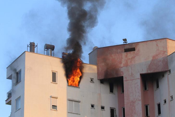 Antalya'da yangında evlerinde mahsur kalan 3 kişi kurtarıldı G3