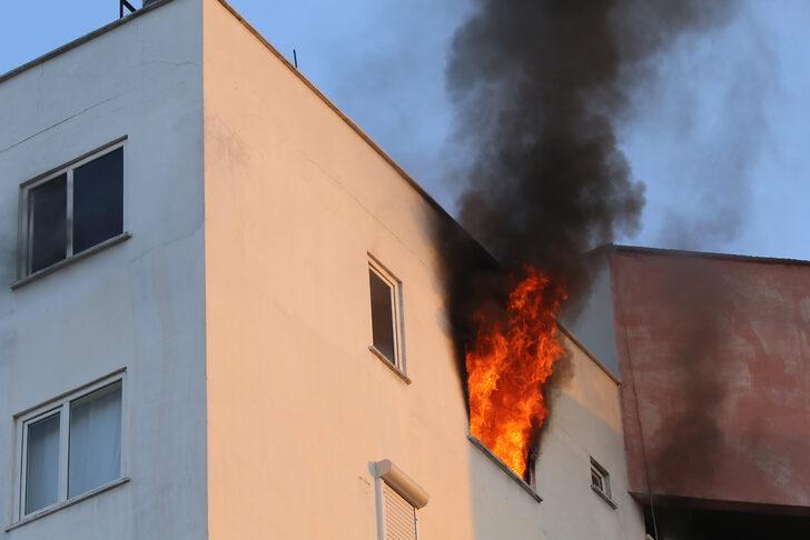 Antalya'da yangında evlerinde mahsur kalan 3 kişi kurtarıldı G4
