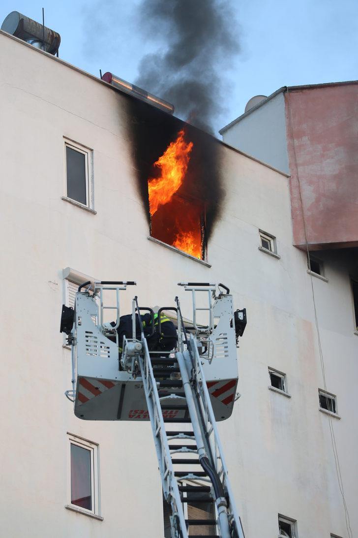 Antalya'da yangında evlerinde mahsur kalan 3 kişi kurtarıldı G5