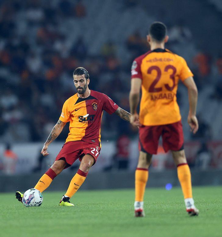 Görenler şaşkına döndü! Ümraniyespor Galatasaray maçında oyunculardan önce inekler sahaya girdi G1