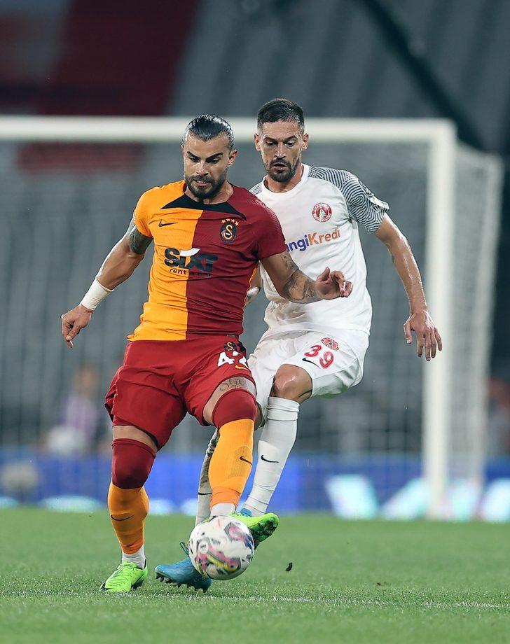 Görenler şaşkına döndü! Ümraniyespor Galatasaray maçında oyunculardan önce inekler sahaya girdi G2