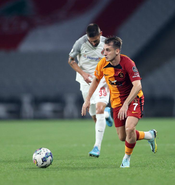 Görenler şaşkına döndü! Ümraniyespor Galatasaray maçında oyunculardan önce inekler sahaya girdi G3