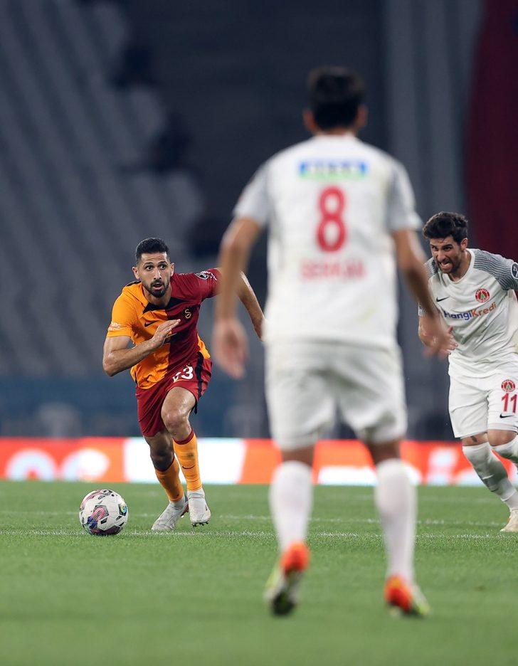 Görenler şaşkına döndü! Ümraniyespor Galatasaray maçında oyunculardan önce inekler sahaya girdi G4