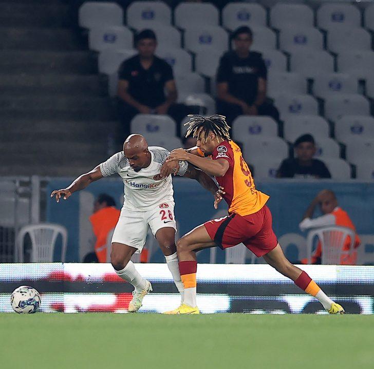 Görenler şaşkına döndü! Ümraniyespor Galatasaray maçında oyunculardan önce inekler sahaya girdi G5