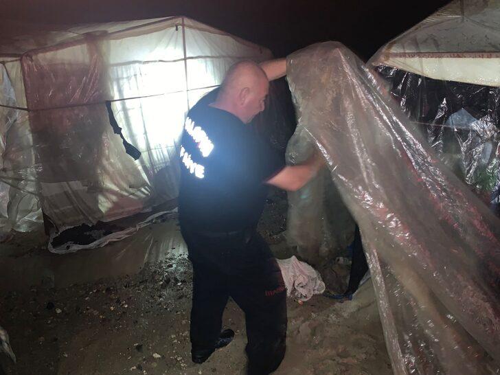 Malatya'da sağanak nedeniyle tarım işçilerinin çadırlarını su bastı G1