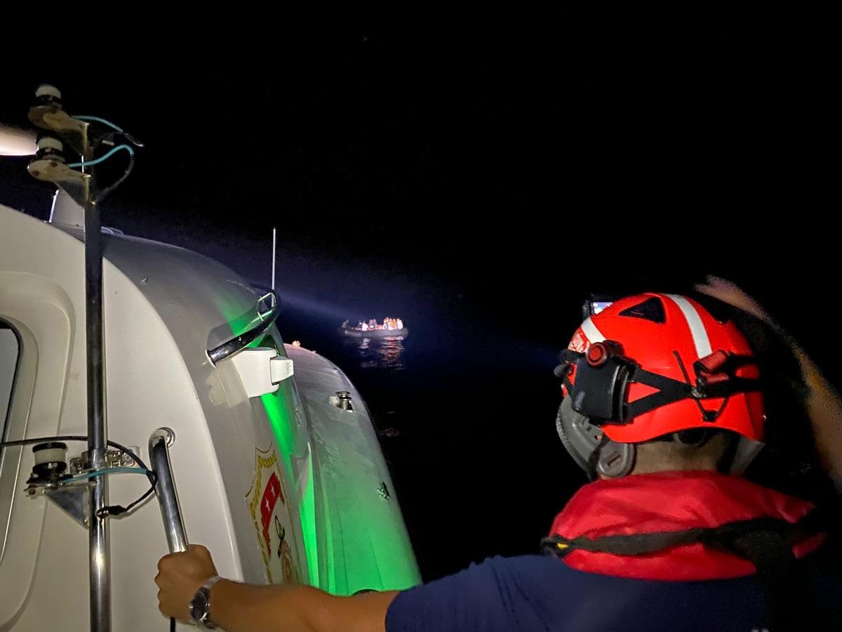 İzmir a&ccedil;ıklarında 208 d&uuml;zensiz g&ouml;&ccedil;men yakalandı