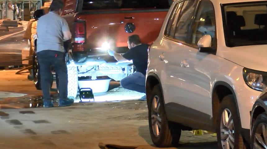 Küçükçekmece'de hareketli dakikalar! Park halindeki araca kurşun yağdırdılar