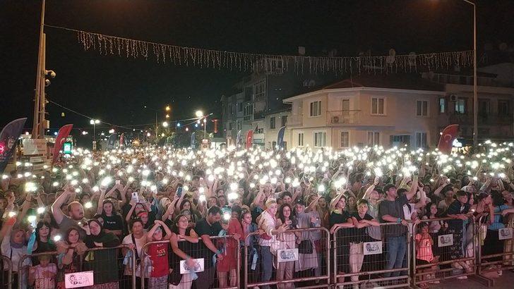 Bursa'da Retrobüs grubu konser verdi G2