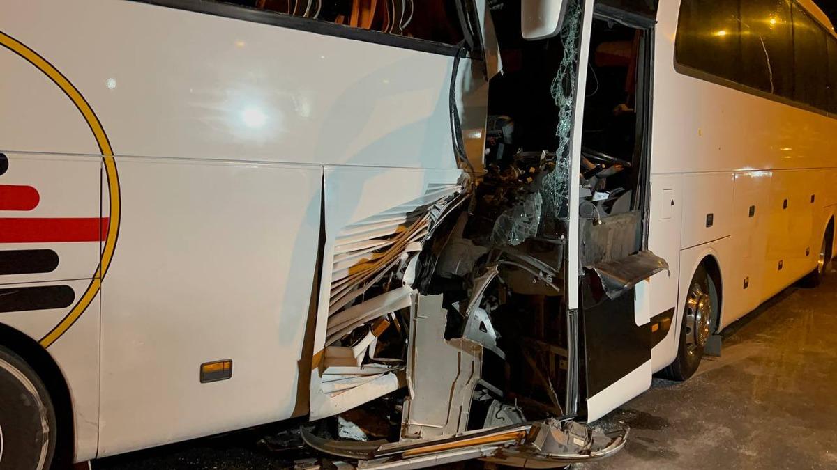 Antalya'da 2 otob&uuml;s&uuml;n karıştığı kazada 2&rsquo;si ağır 25 kişi yaralandı