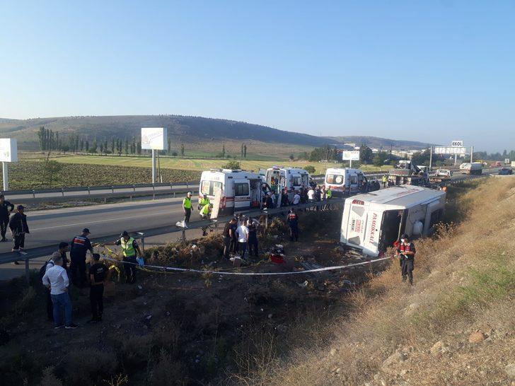 Afyonkarahisar'da yolcu otobüsünün devrilmesi sonucu 1 kişi öldü, 30 kişi yaralandı G4