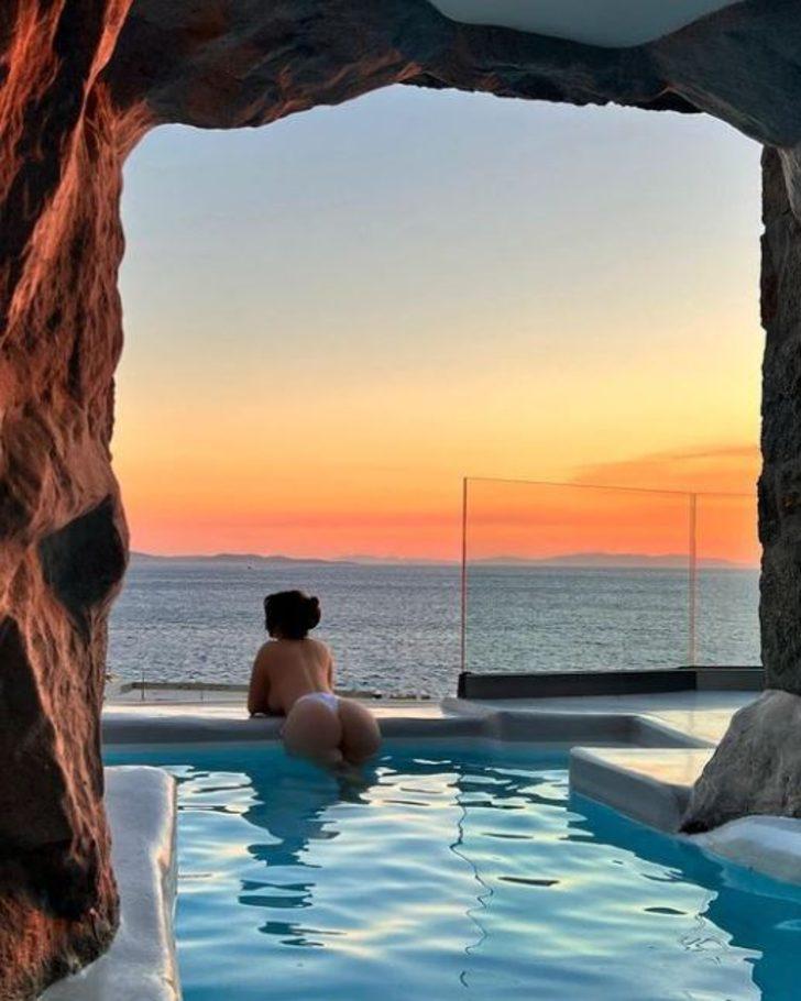 Demi Rose yine yaptı yapacağını... Beyaz bikinisinin iplerini çözüp... G3