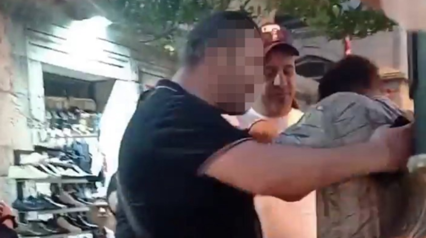 Ağlamasına aldırış etmeden, yumruk savurmaya devam etti! Kağıt toplayan genci ağlatan dayak