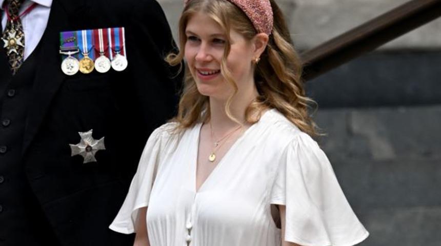 Kraliçe'nin güzel torunu bakın nerede çalışıyor! Asgari ücret karşılığında.. 