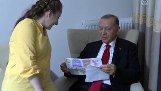 Erdoğan'ın esprisi herkesi kahkahaya boğdu! Kendisine yazılan şiirde Sen miniciksin ifadesini okuyunca...
