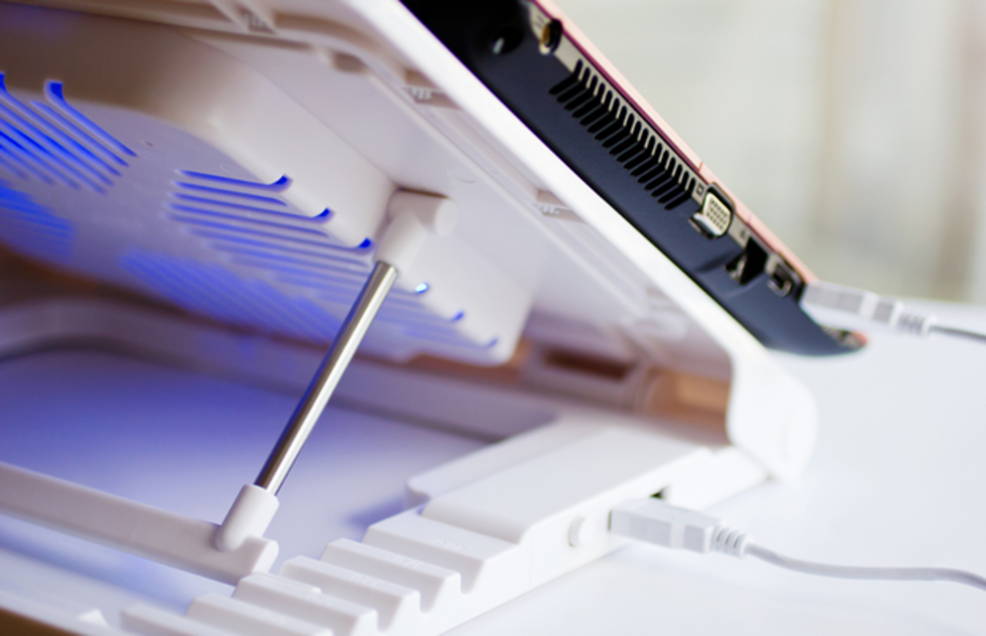 Bu sıcak yaz aylarında bilgisayarı çok ısınanlar için en iyi notebook soğutucuları