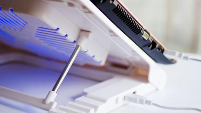 Bu sıcak yaz aylarında bilgisayarı çok ısınanlar için en iyi notebook soğutucuları