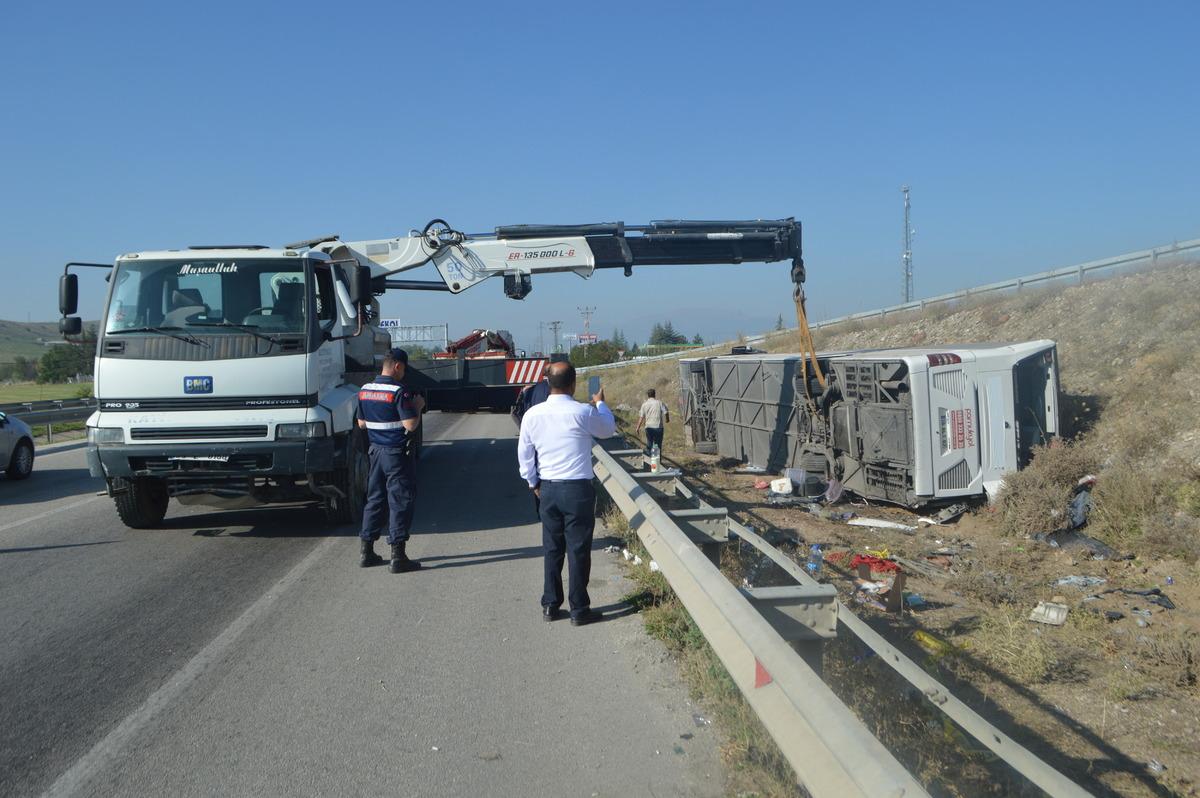 G&Uuml;NCELLEME - Afyonkarahisar'da yolcu otob&uuml;s&uuml; devrildi, 1 kişi &ouml;ld&uuml;, 38 kişi yaralandı