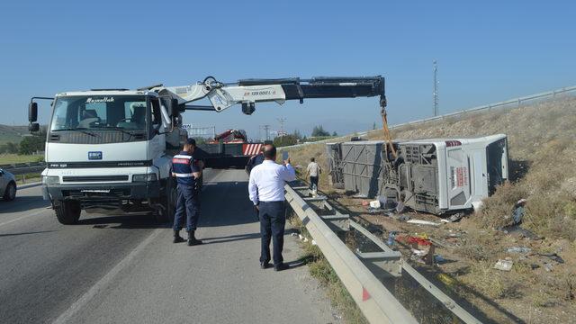 GÜNCELLEME - Afyonkarahisar'da yolcu otobüsü devrildi, 1 kişi öldü, 38 kişi yaralandı