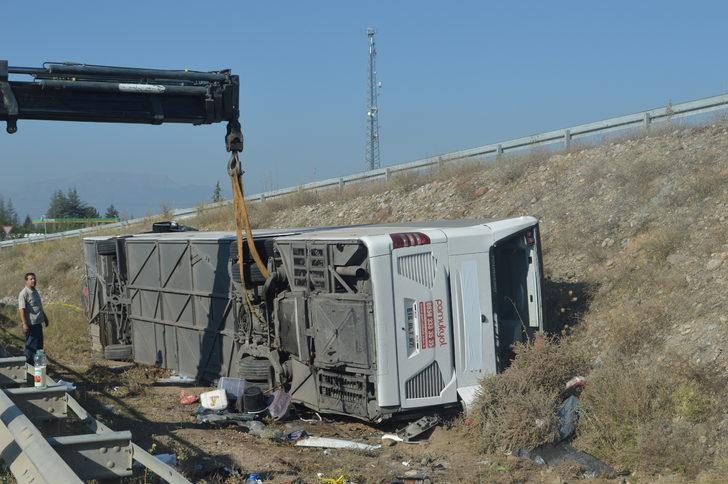 GÜNCELLEME - Afyonkarahisar'da yolcu otobüsü devrildi, 1 kişi öldü, 38 kişi yaralandı G2