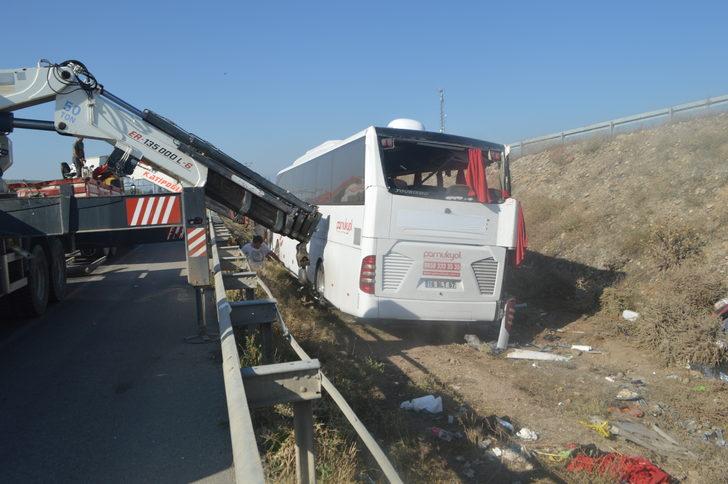 GÜNCELLEME - Afyonkarahisar'da yolcu otobüsü devrildi, 1 kişi öldü, 38 kişi yaralandı G3