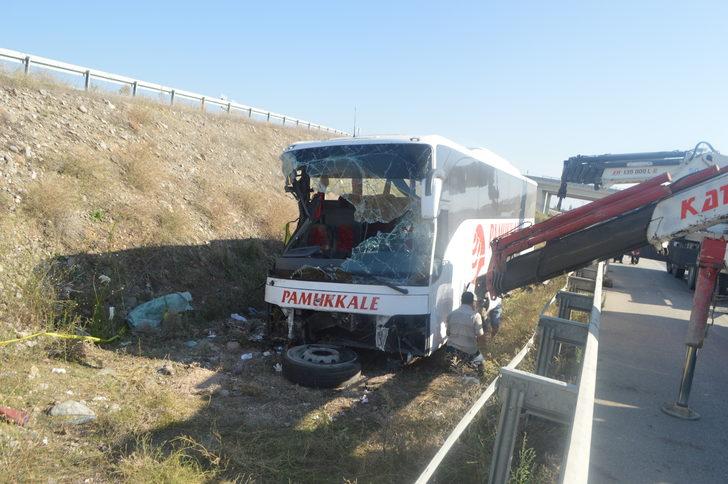 GÜNCELLEME - Afyonkarahisar'da yolcu otobüsü devrildi, 1 kişi öldü, 38 kişi yaralandı G4