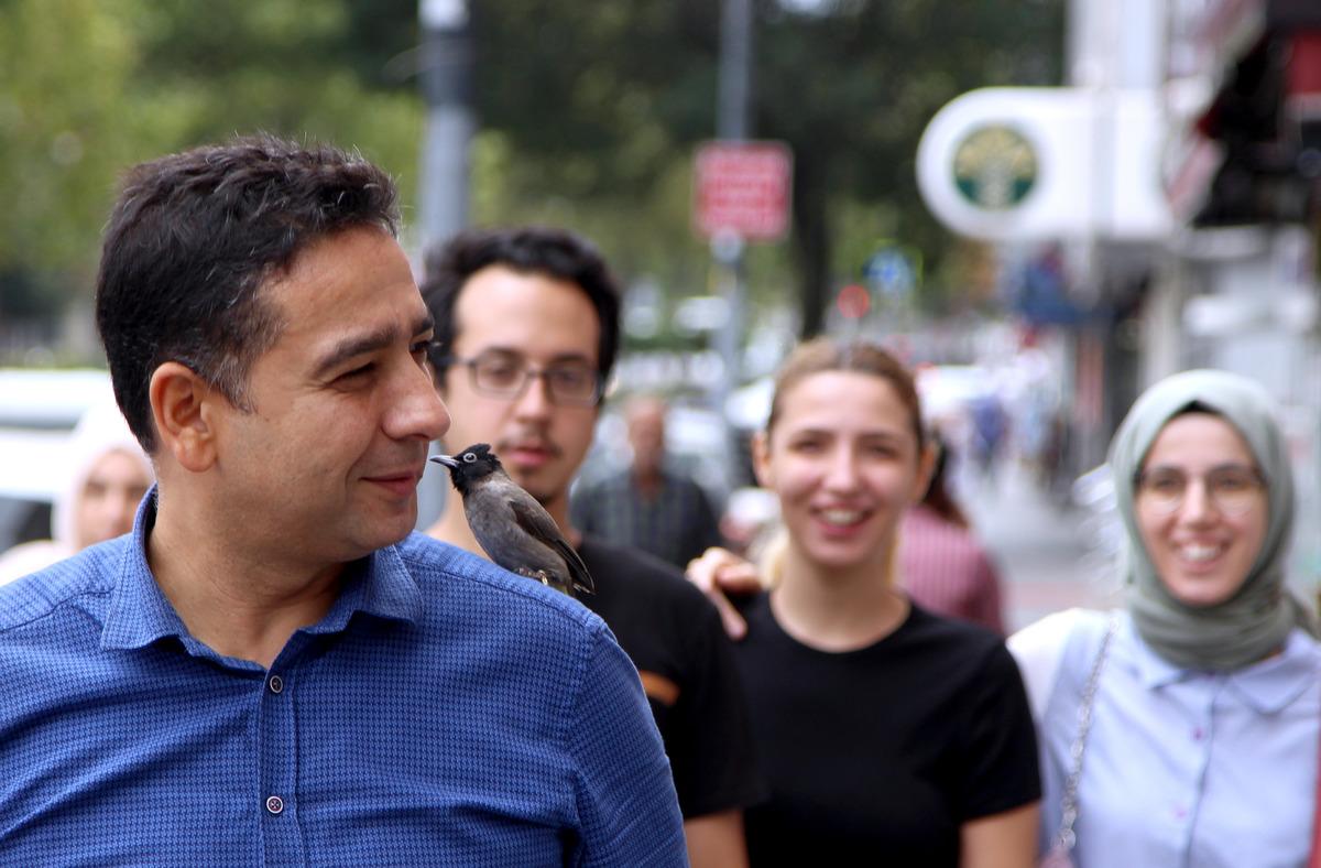 Altın halhallı b&uuml;lb&uuml;l "&Ouml;kkeş" kuyumcunun maskotu oldu