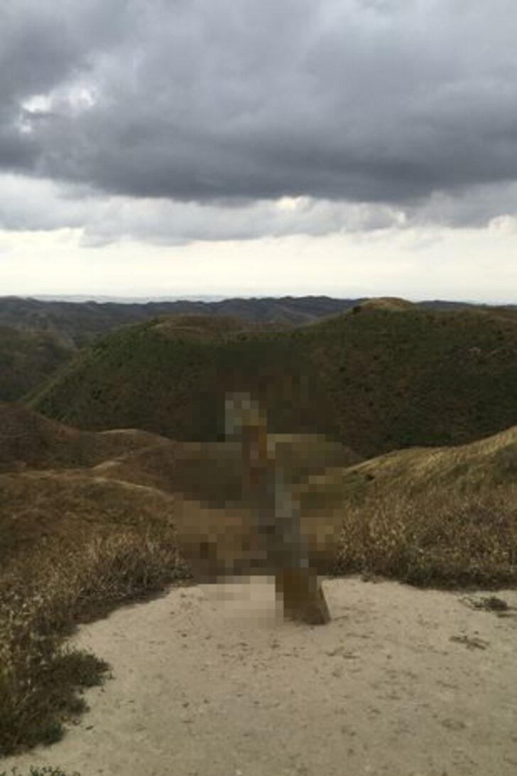 Bu mezarlık tartışma yaratıyor! Kadın ve erkek cinsel organlarına benzeyen mezar taşları sosyal medyada gündem oldu G3