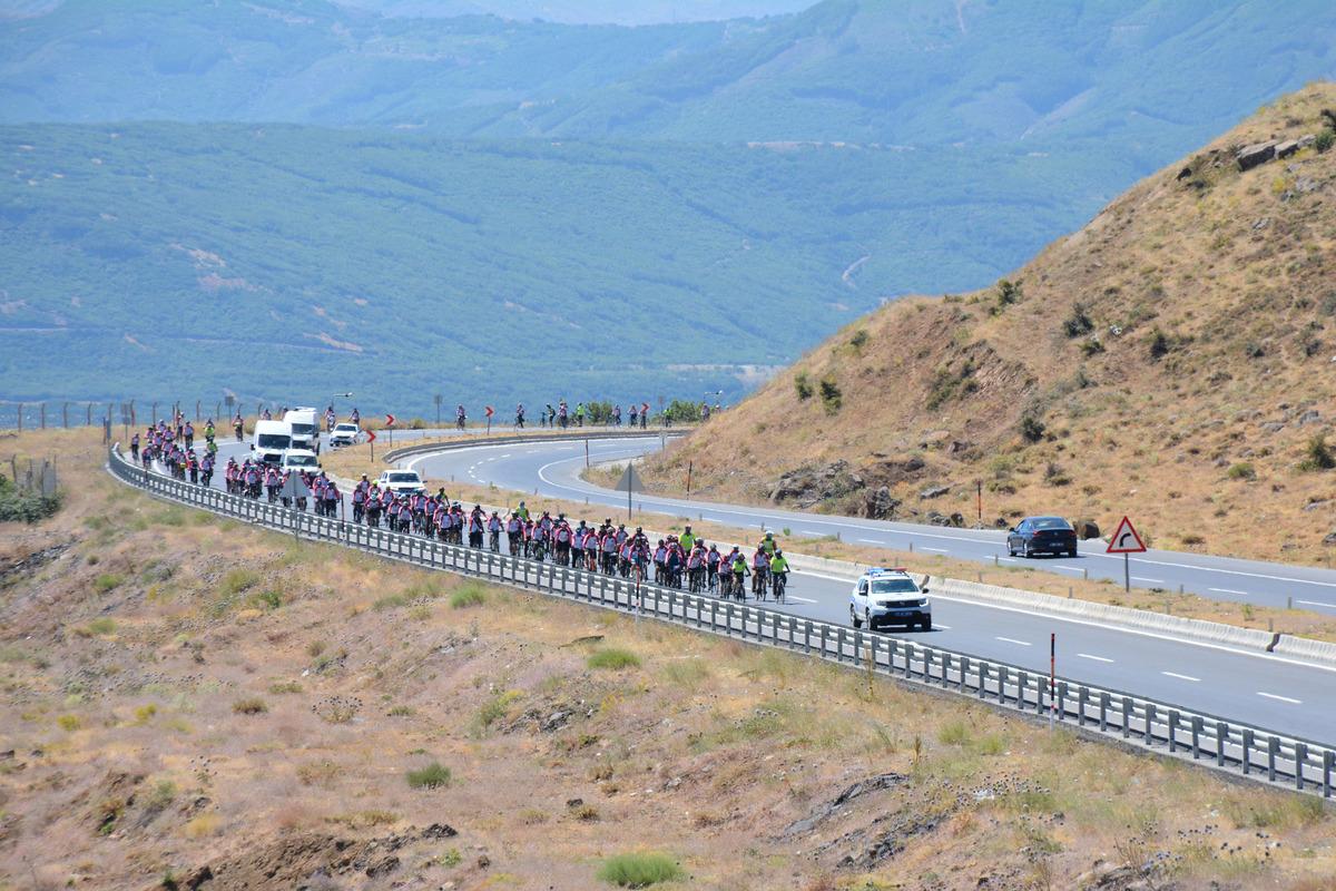 Bisiklet tutkunları Van G&ouml;l&uuml; kıyılarını temizledi