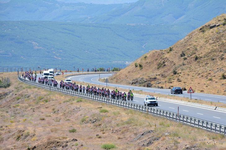 Bisiklet tutkunları Van Gölü kıyılarını temizledi G1