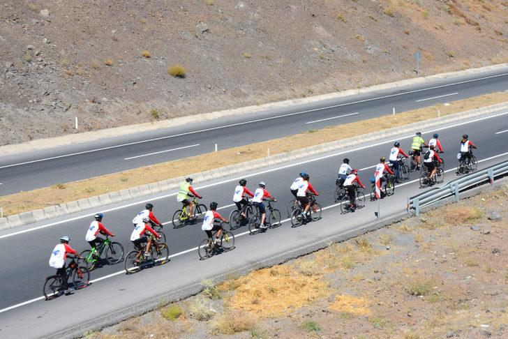 Bisiklet tutkunları Van Gölü kıyılarını temizledi G2