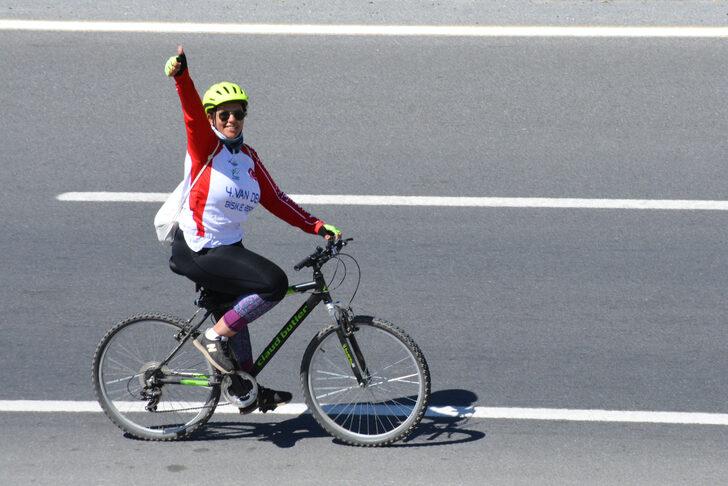 Bisiklet tutkunları Van Gölü kıyılarını temizledi G3