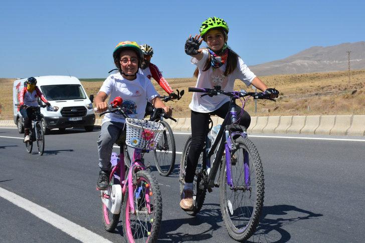 Bisiklet tutkunları Van Gölü kıyılarını temizledi G5